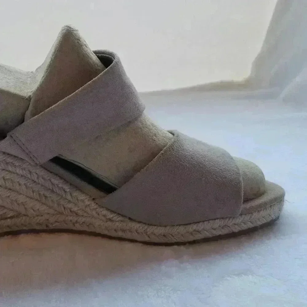 Susina wedge sandals size 8.5